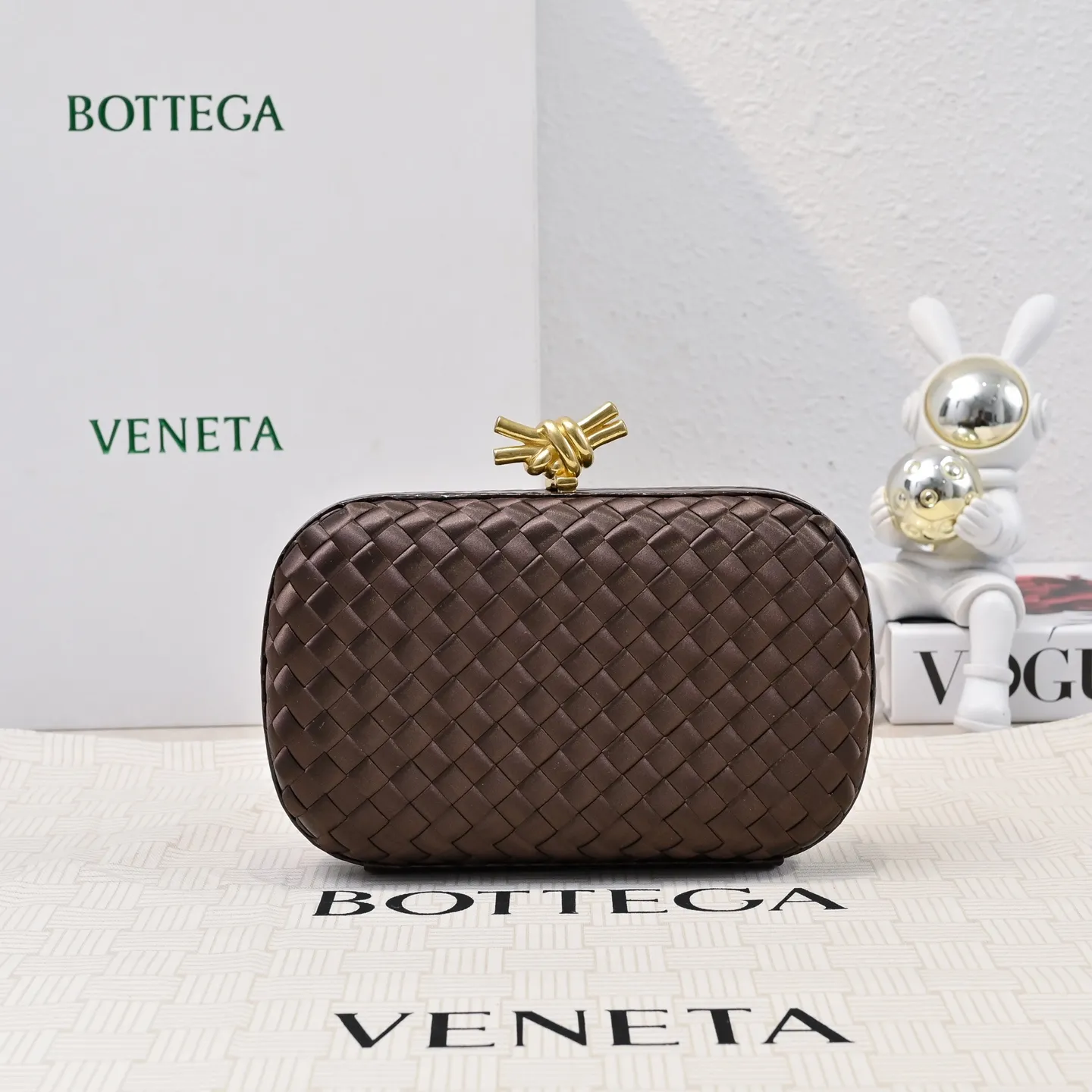 Batch 1460 #BV Knot woven evening bag series ~ Each bag reveals exquisite elegance💫Iconic classic silk weaving➕snake skin trimming with knot buckle, soft and delicate feel. The design is small and exquisite, low-key without logo, elegant and elegant. Paired with evening dress or cheongsam, it has the atmosphere of a famous and wealthy lady. Full of aura and invincible texture💃 Model: 7622 Dimensions: 20x12x5.5